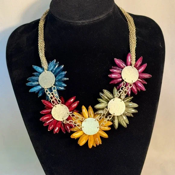 Floral statement‎ necklace and stretch band ring 16" adjustable gold toned chain - Picture 4 of 5